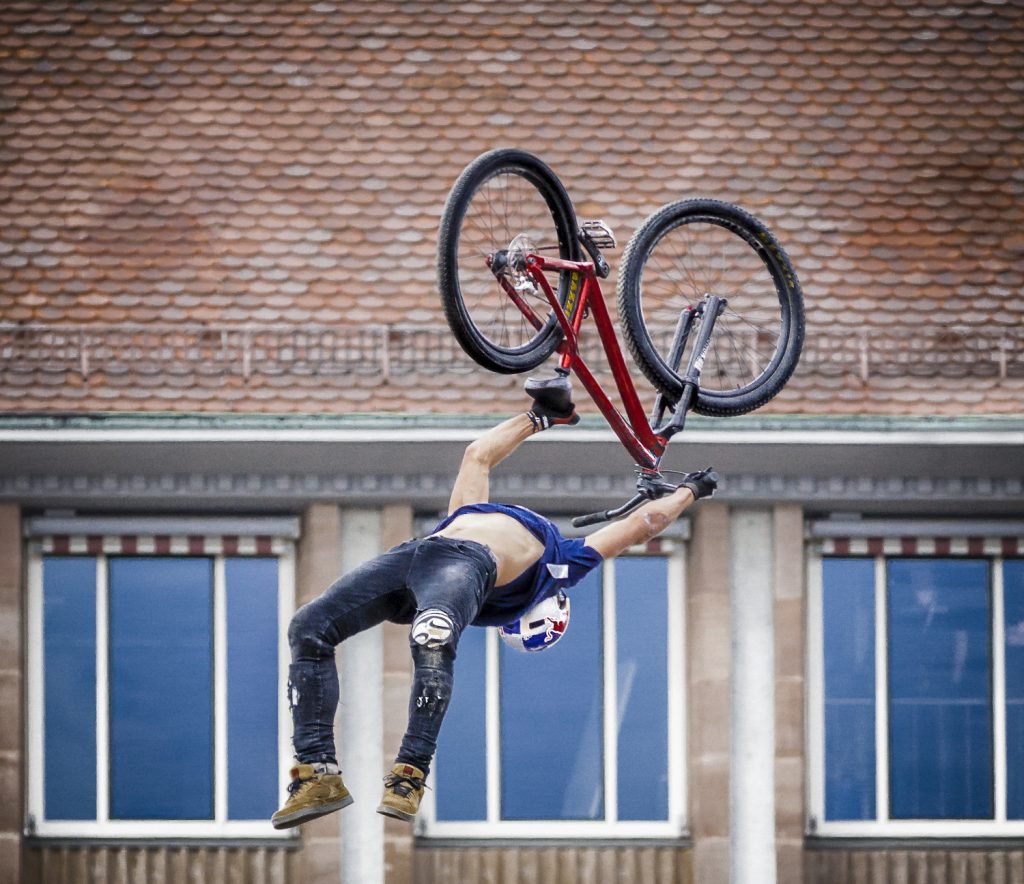 Kopfüber Red Bull District Ride 2017